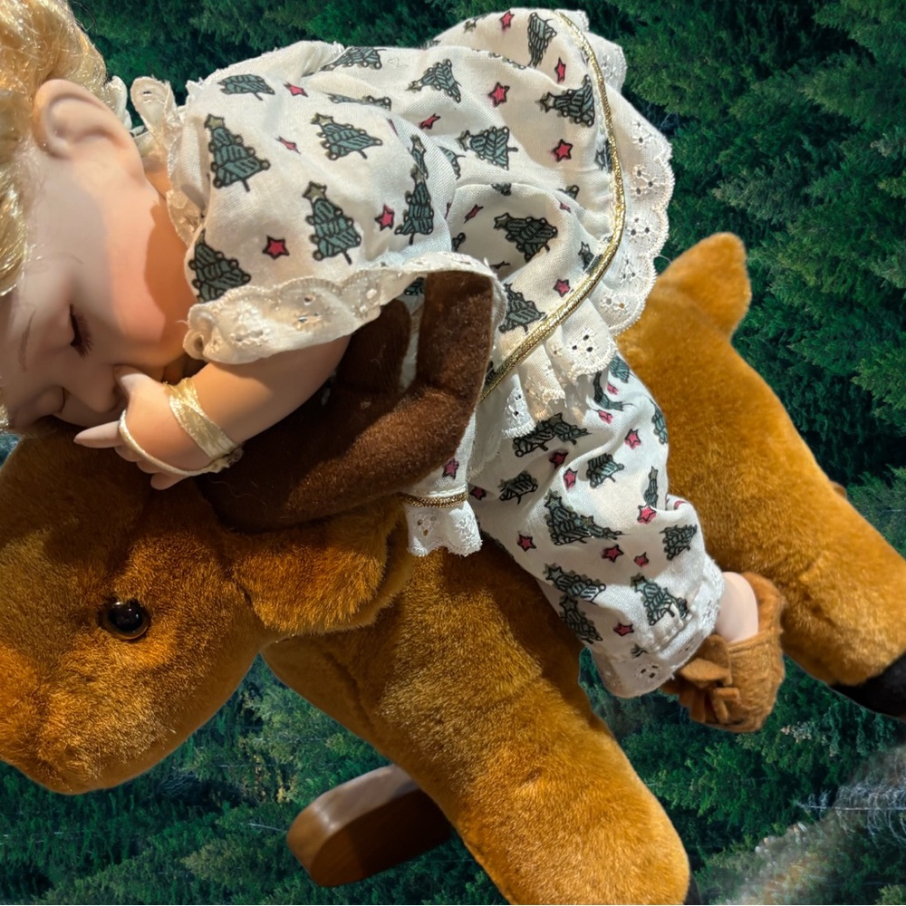Heritage Signature Collection Sleeping Baby Doll w/Reindeer. Vintage/good cond.
